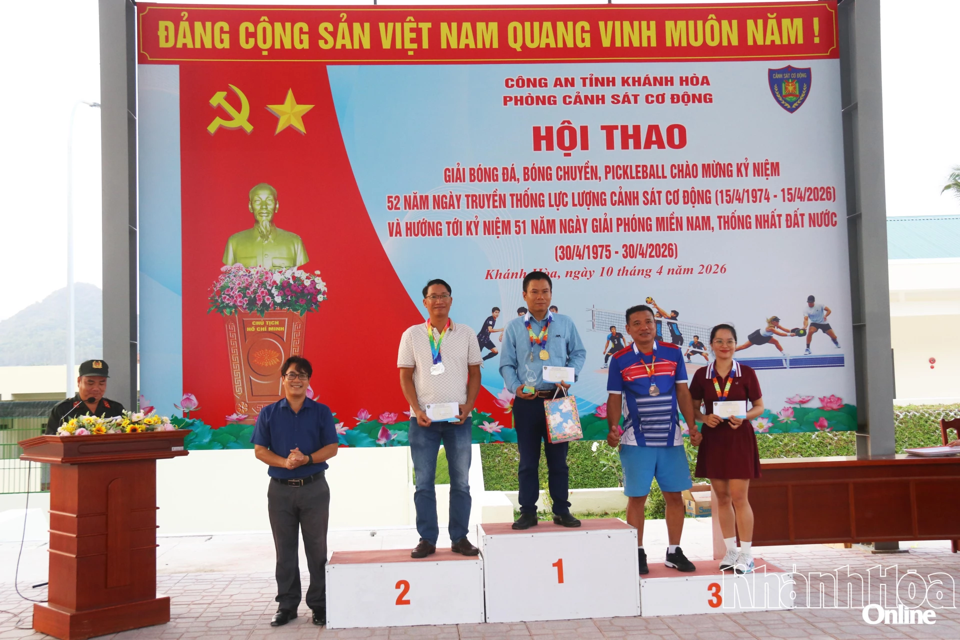 Ban tổ chức trao giải Nhất, Nhì và Ba môn pickleball, nội dung đôi cặp nam nữ.