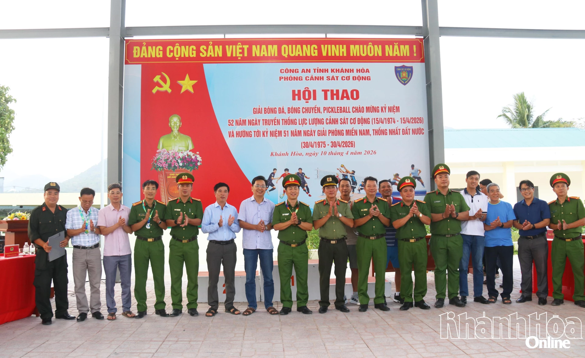 Các đại biểu chụp ảnh lưu niệm.