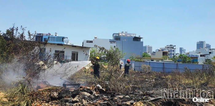 Dập tắt đám cháy tại sân bay Nha Trang cũ