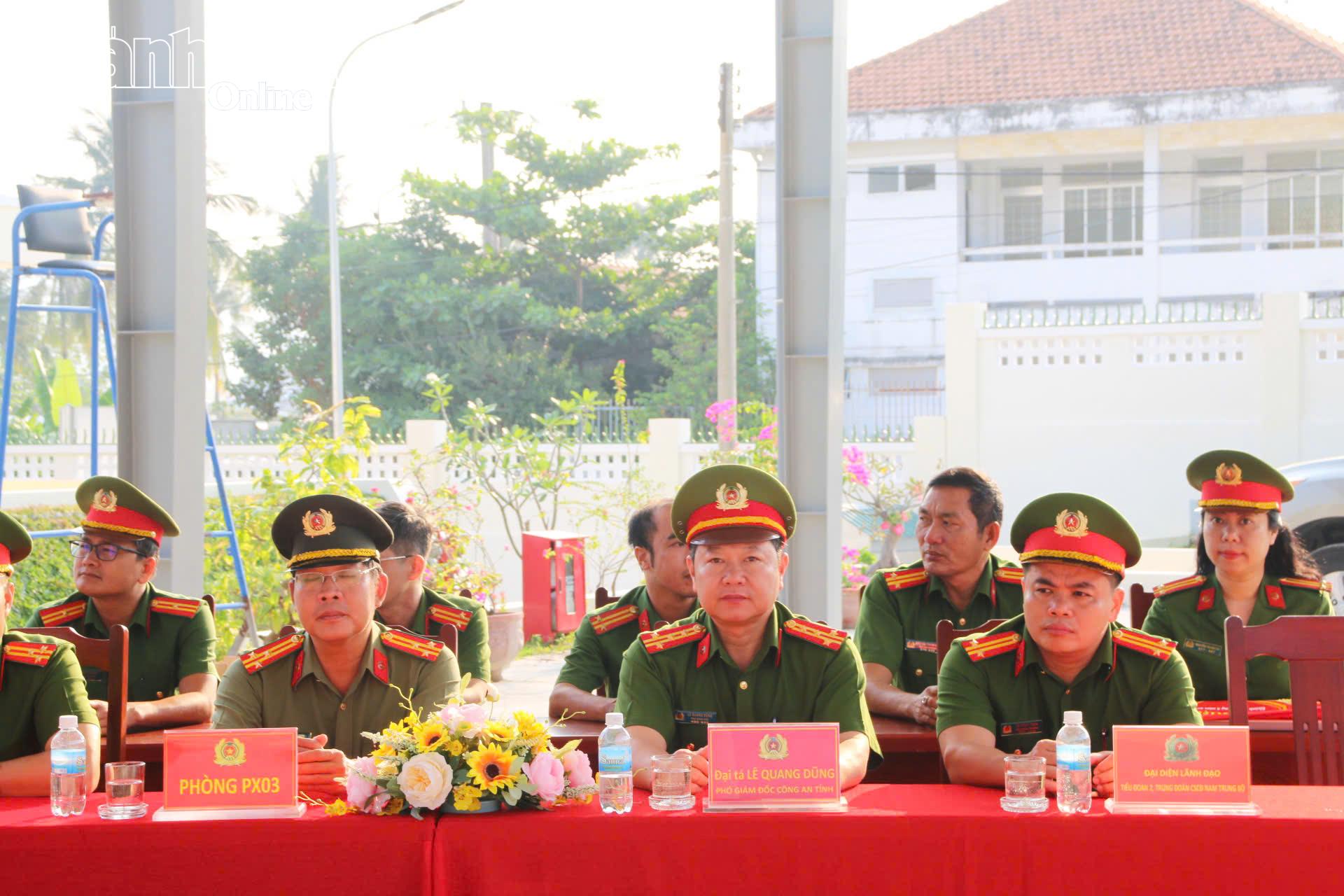 Đại tá Lê Quang Dũng và các đại biểu tham dự lễ khai mạc.