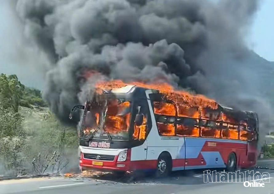 Hiện trường xe khách bị hỏa hoạn.