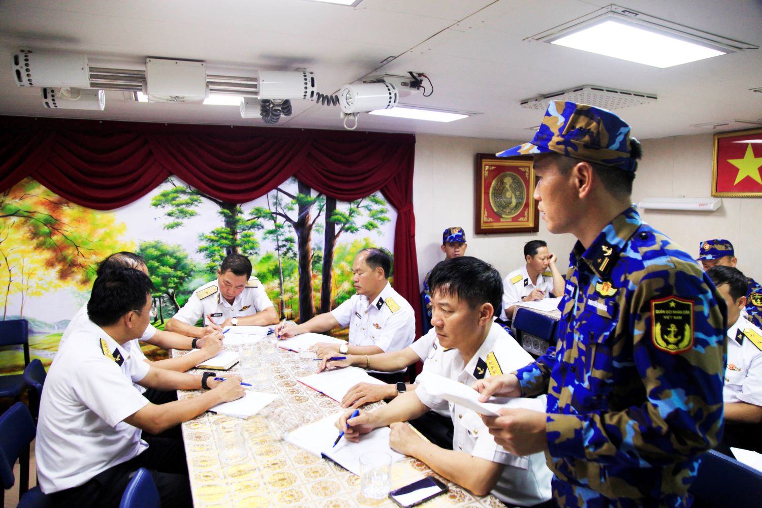 Thiếu tá Đặng Văn Độ báo cáo kết quả thực hiện nhiệm vụ.