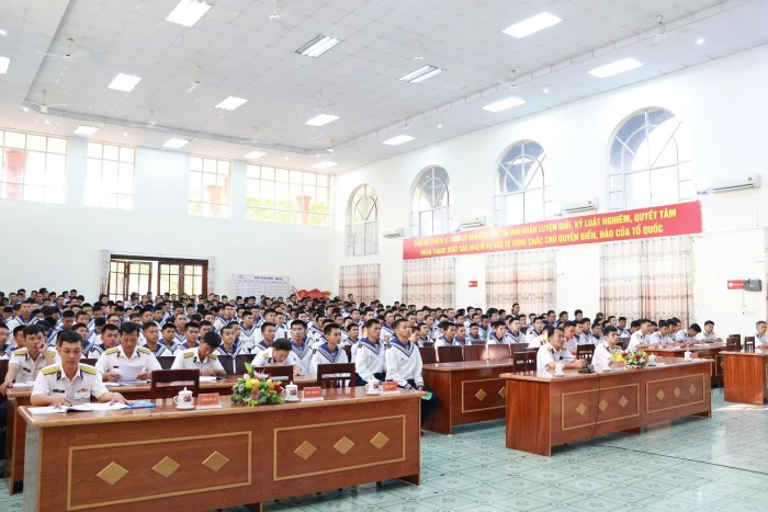 Lữ đoàn 101 phối hợp phổ biến, giáo dục pháp luật cho chiến sĩ mới