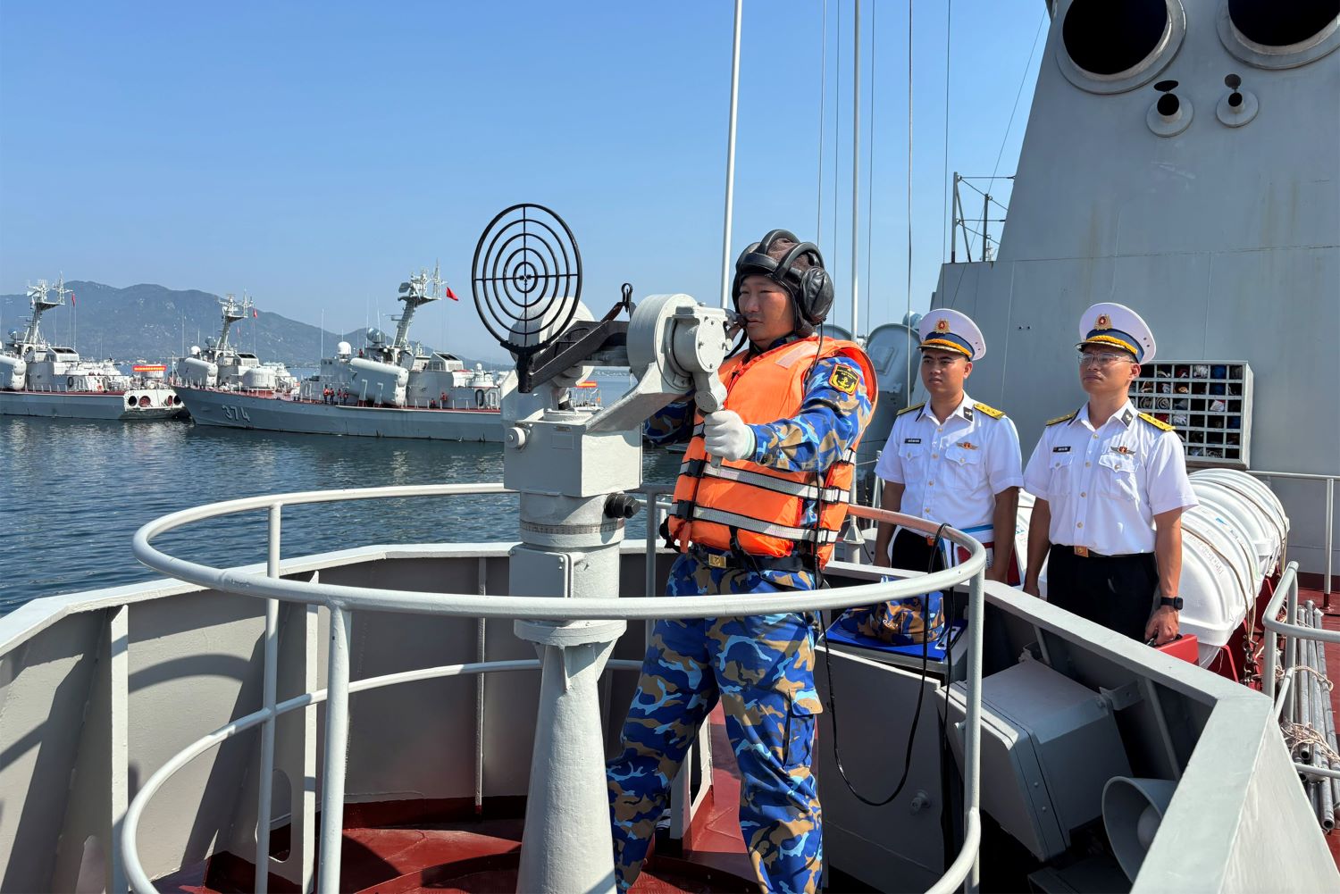 Kiểm tra thực hành thao tác ngắm bắn tại vị trí cột ngắm PK pháo AK630.