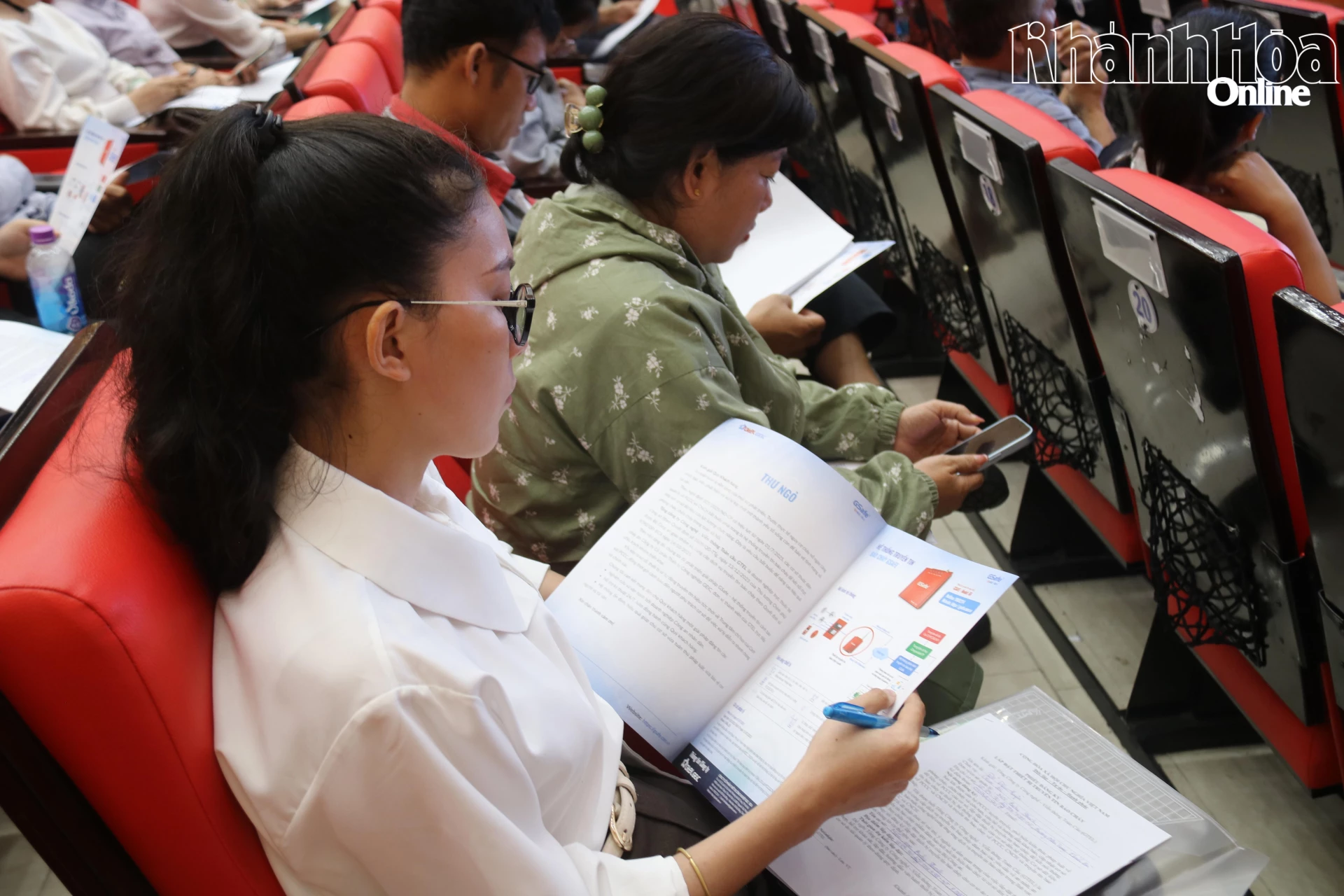 Đại diện các đơn vị được phát tờ rơi hướng dẫn trang bị và kết nối thiết bị truyền tin báo cháy Gsafe.