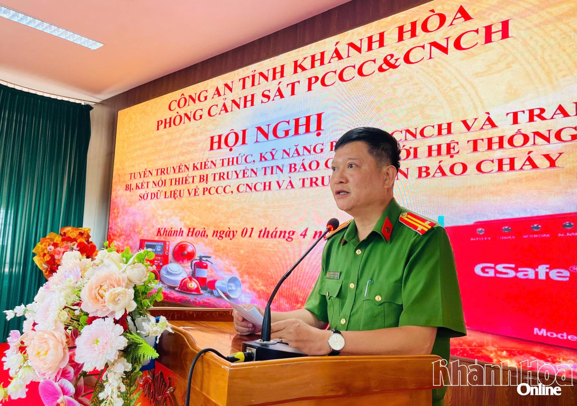 Trung tá Hoàng Xuân Chiến - Phó trưởng Phòng Cảnh sát phòng cháy chữa cháy và cứu nạn, cứu hộ Công an tỉnh phát biểu tại hội nghị.