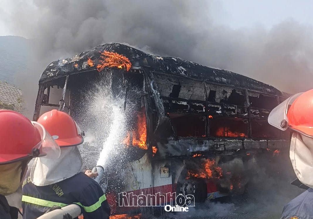 Lực lượng chữa cháy chuyên nghiệp nỗ lực dập lửa.