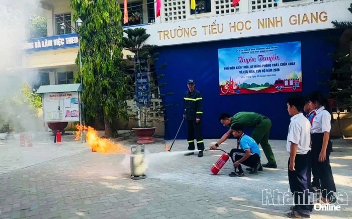 Gần 700 giáo viên, học sinh trải nghiệm kỹ năng phòng cháy, chữa cháy