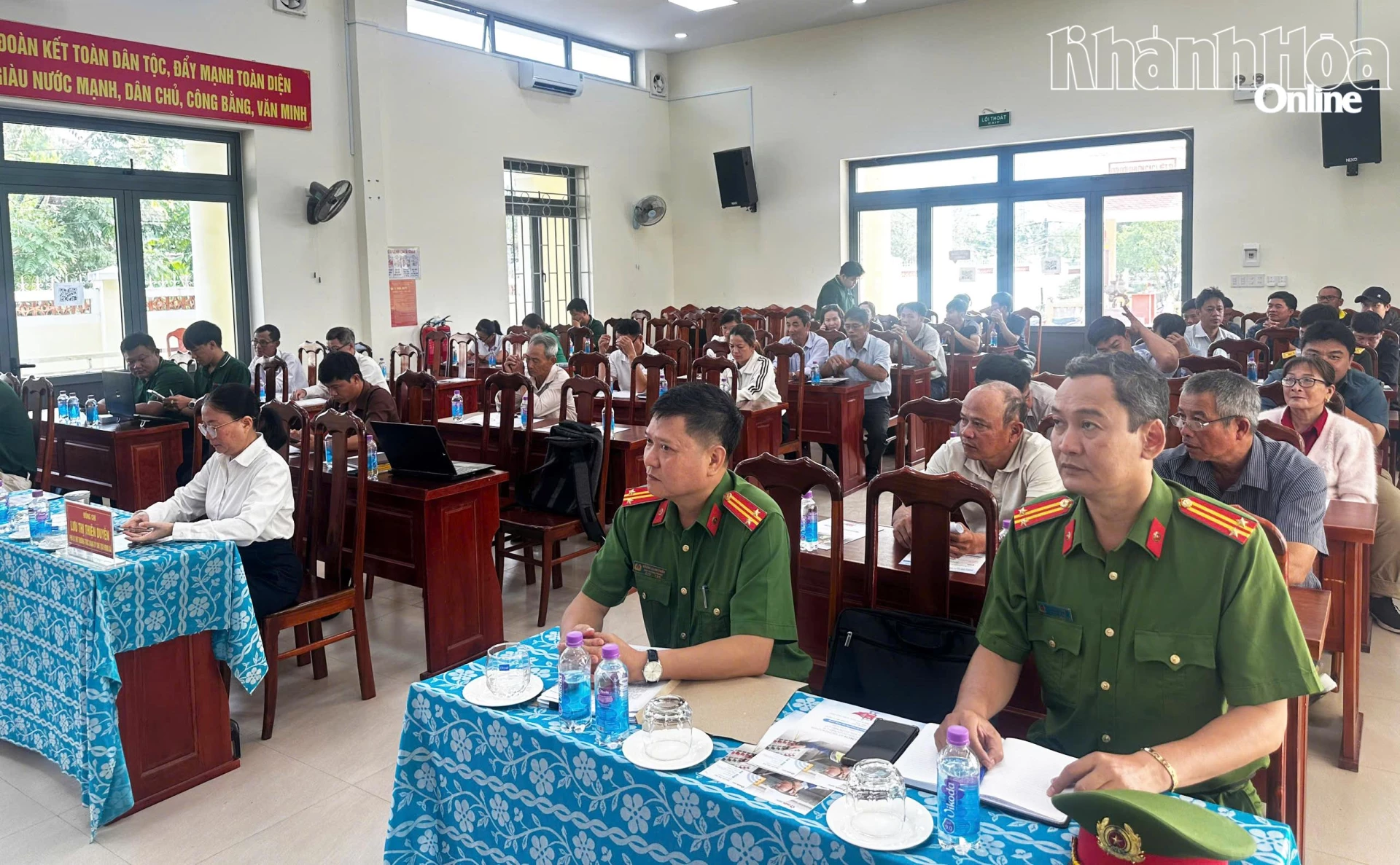 Các đại biểu tham dự hội nghị.