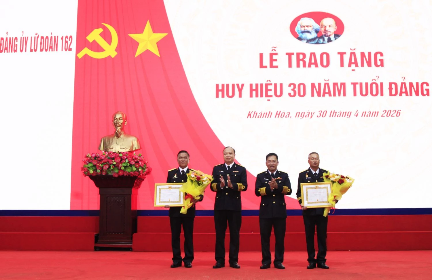 Trao huy hiệu 30 năm tuổi Đảng cho đảng viên.