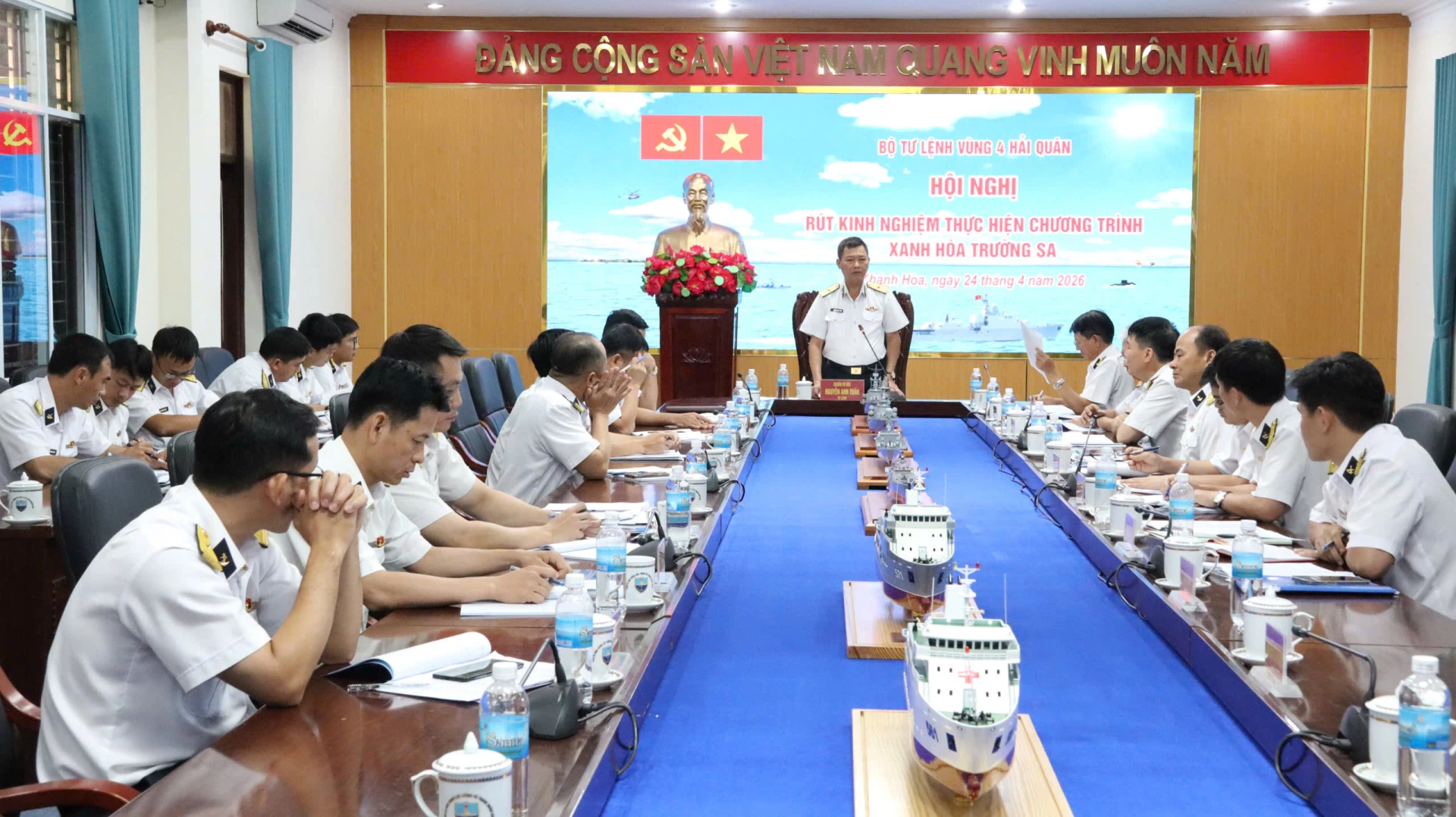 Chuẩn Đô đốc Nguyễn Anh Tuấn phát biểu tại hội nghị.