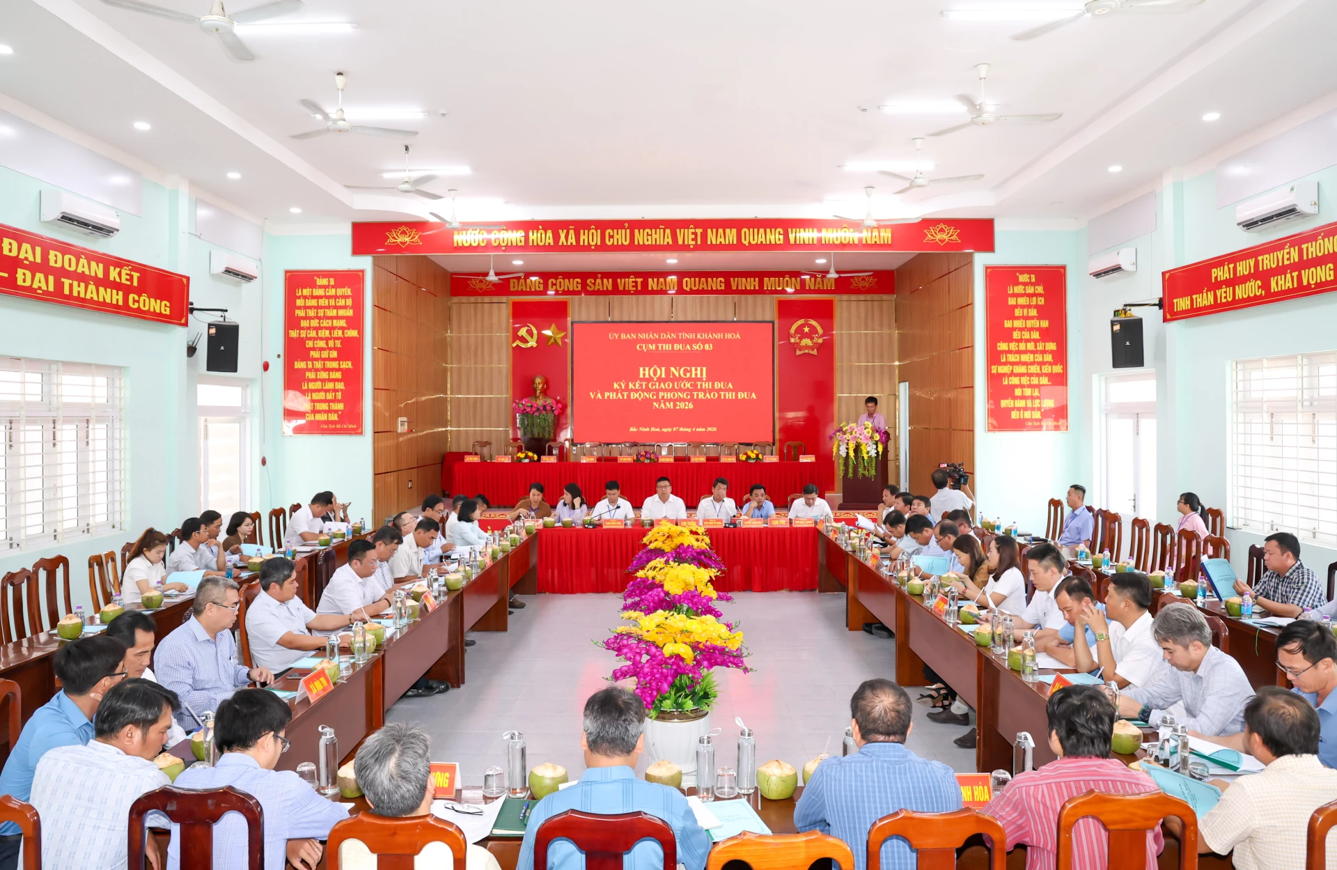 Các đại biểu thảo luận tại hội nghị.