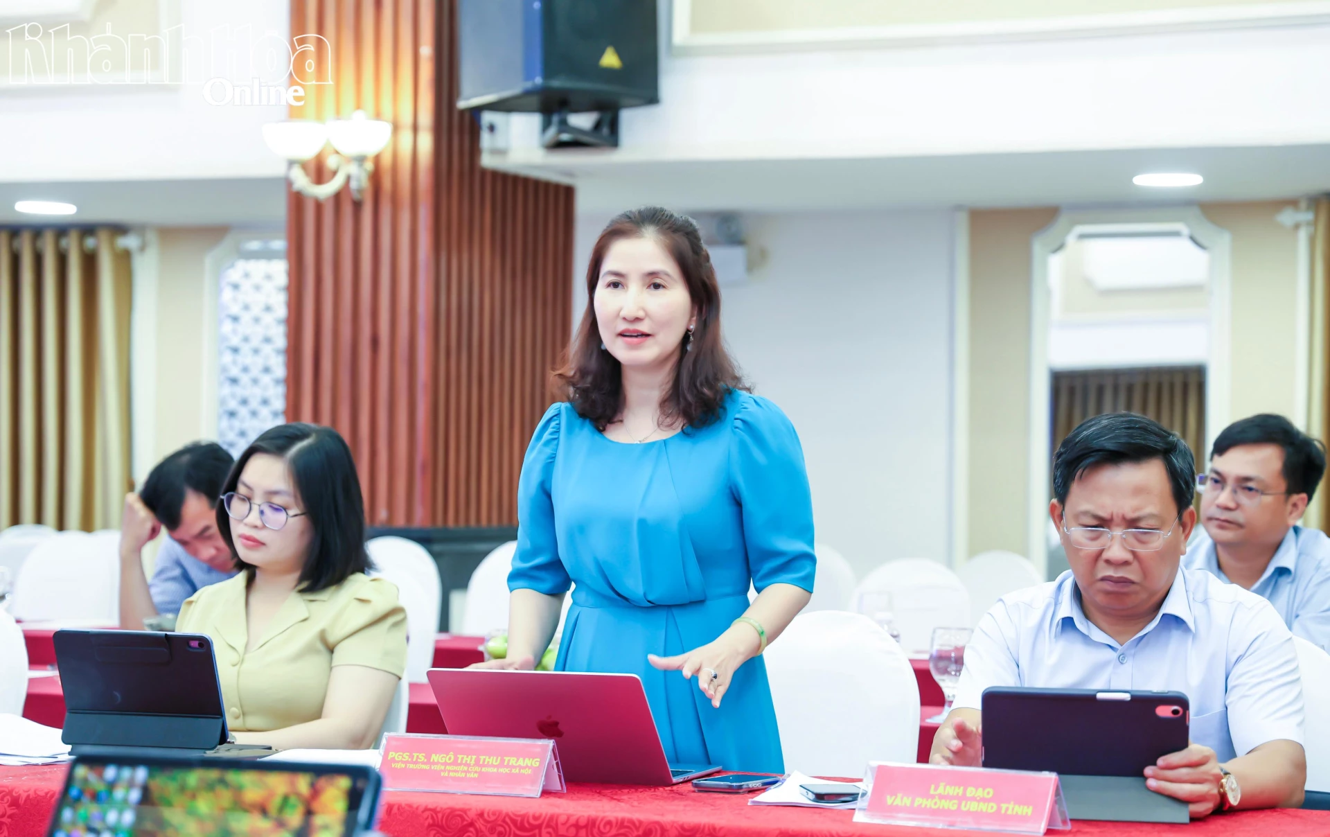 PGS-TS Ngô Thị Thu Trang trao đổi tại cuộc họp.