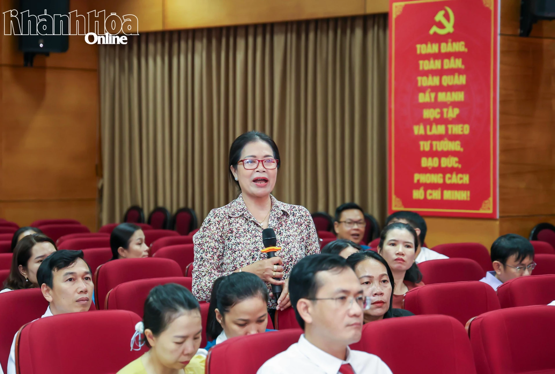 Đại diện tổ vay vốn trao đổi tại hội nghị.