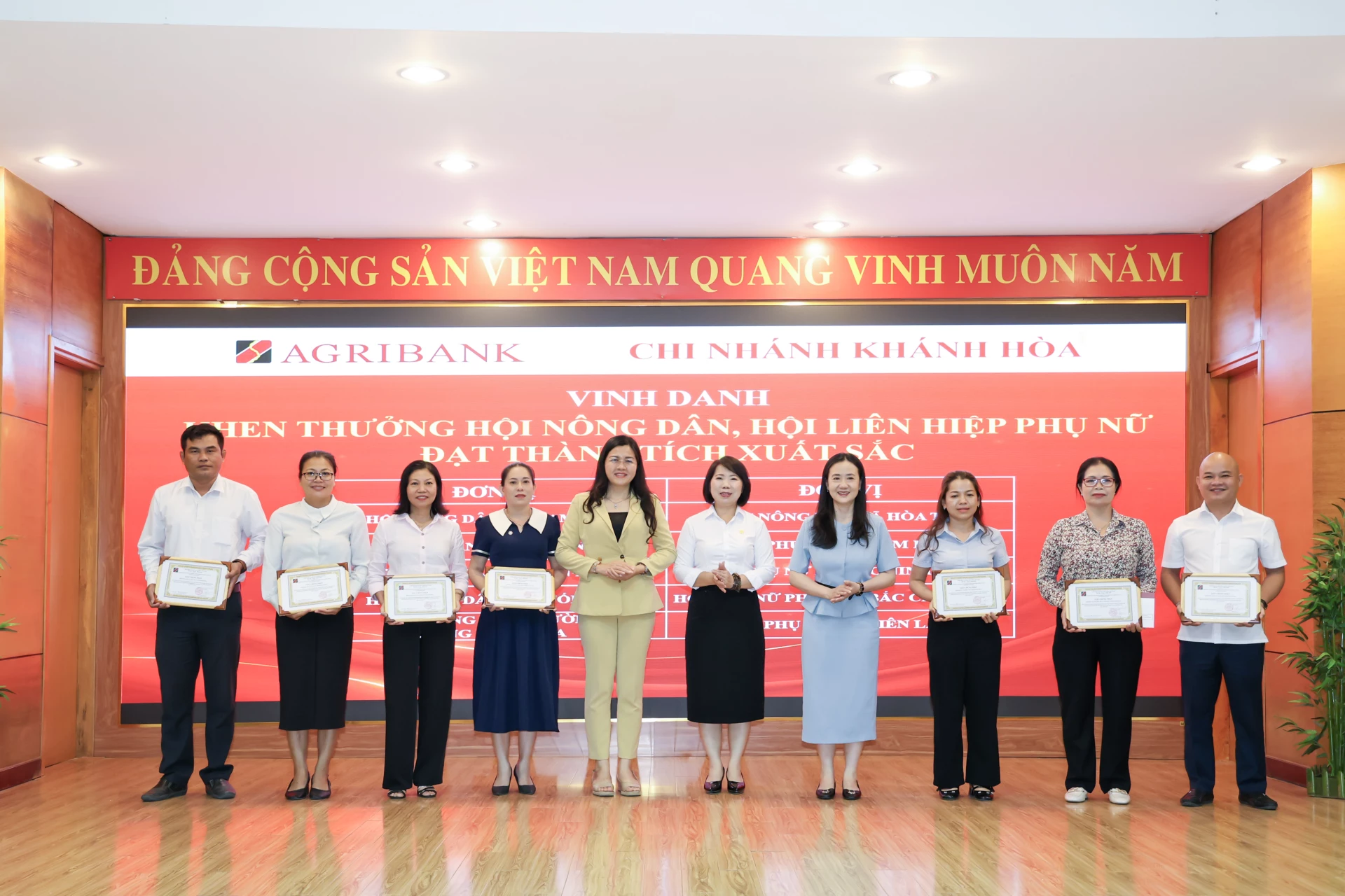 Trao khen thưởng cho các đơn vị xuất sắc.