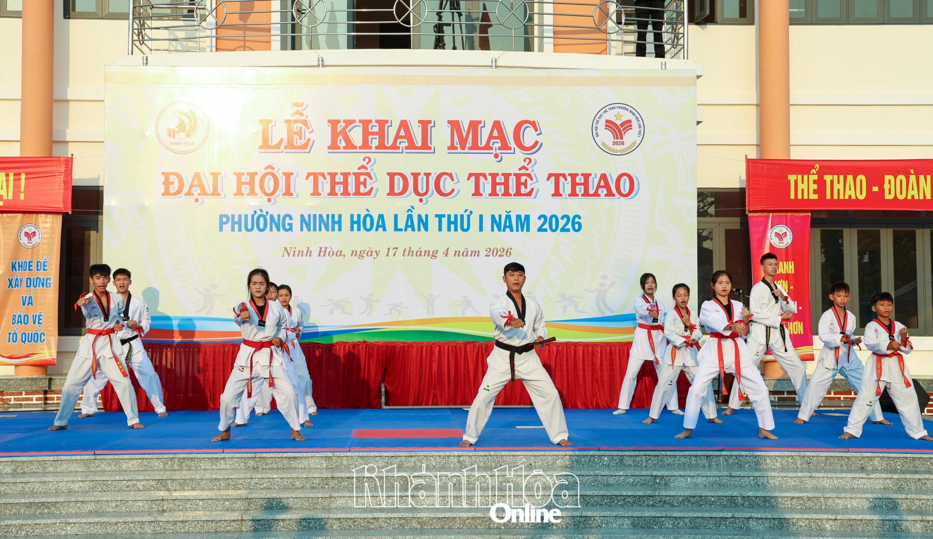 Đội võ thuật biểu diễn tại buổi lễ.