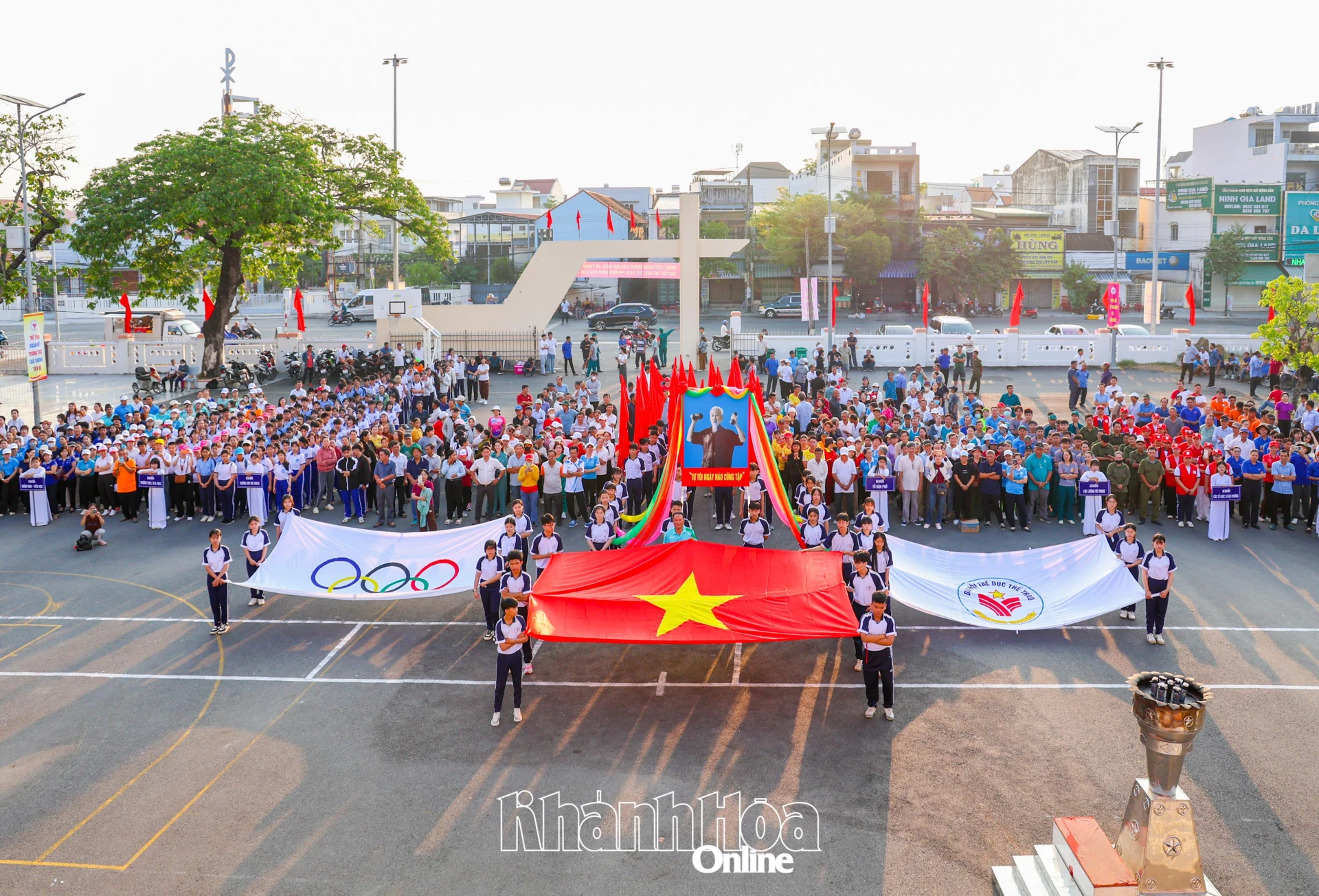 Hàng trăm vận động viên tham gia Lễ khai mạc.