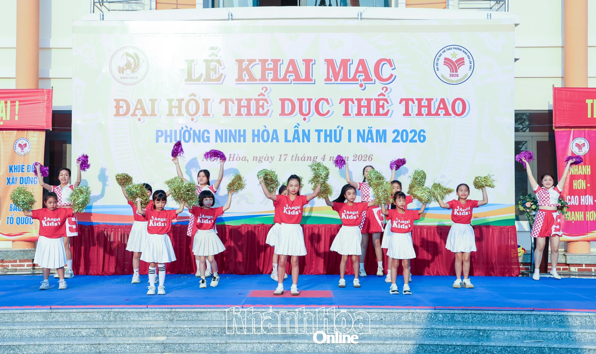 Các em nhỏ thể hiện màn đồng diễn vui tươi, khỏe khoắn.