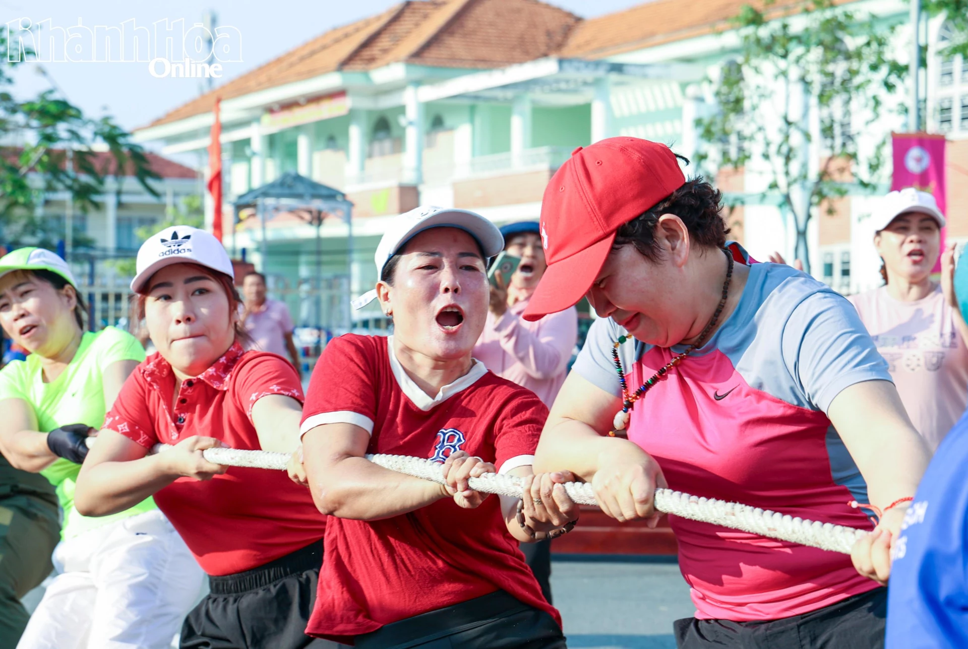 Các vận động viên tranh tài ở môn kéo co.