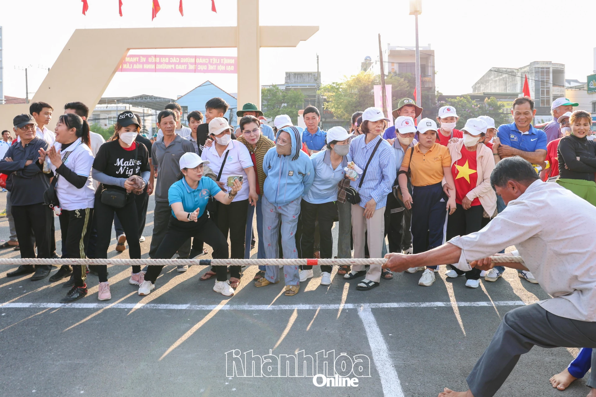 Đông đảo nhân dân tới theo dõi, cổ vũ.