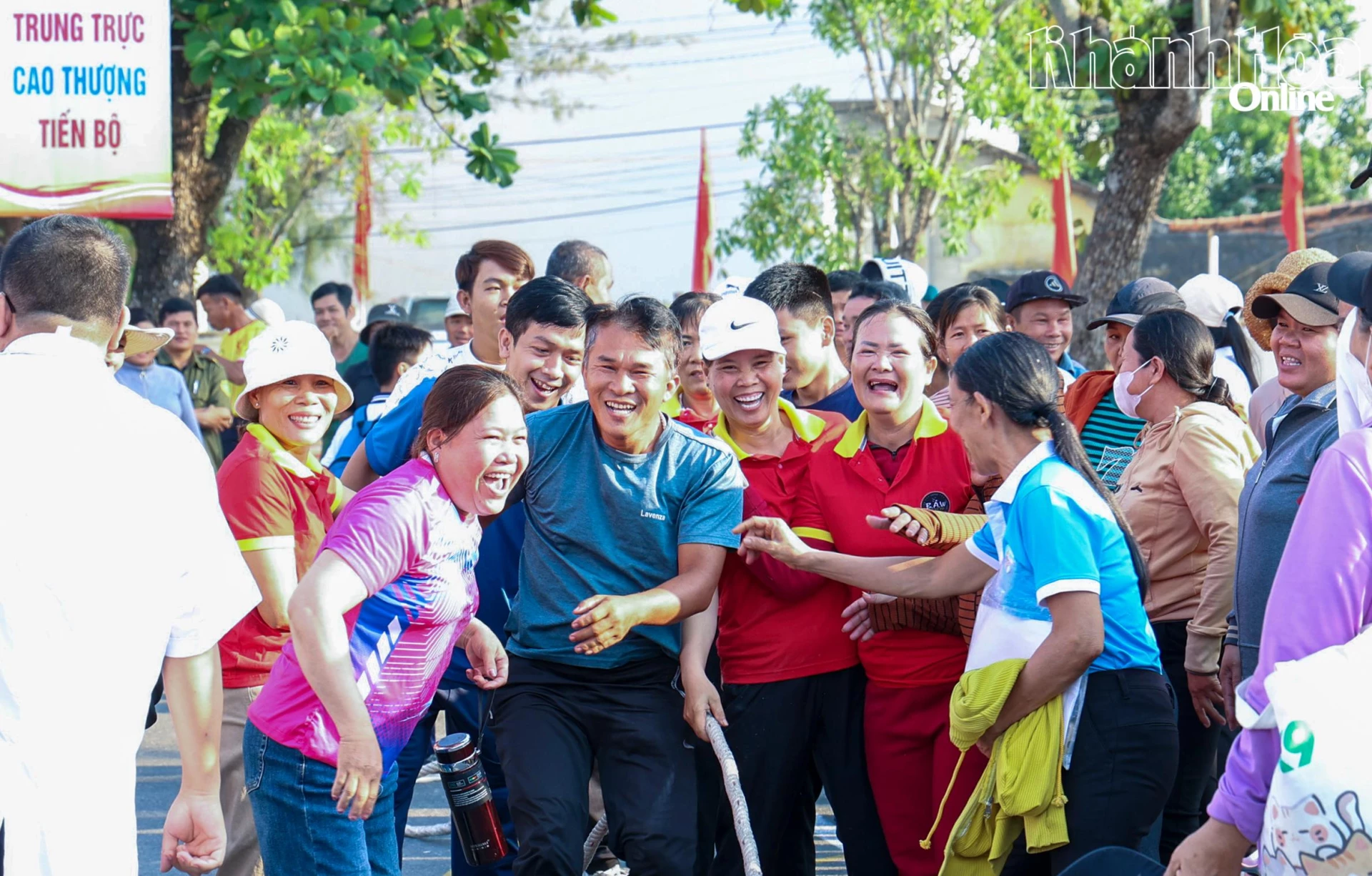 Không khí sôi động, vui tươi theo tiêu chí vui, khỏe, đoàn kết.