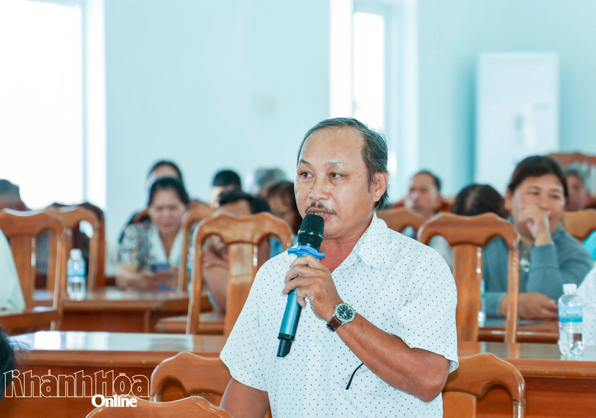 Ngư dân phường Đông Ninh Hòa trao đổi tại hội nghị.