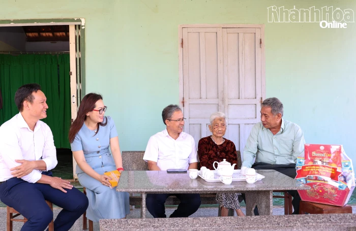 Phó Chủ tịch UBND tỉnh Trần Hòa Nam thăm, tặng quà gia đình có công với cách mạng