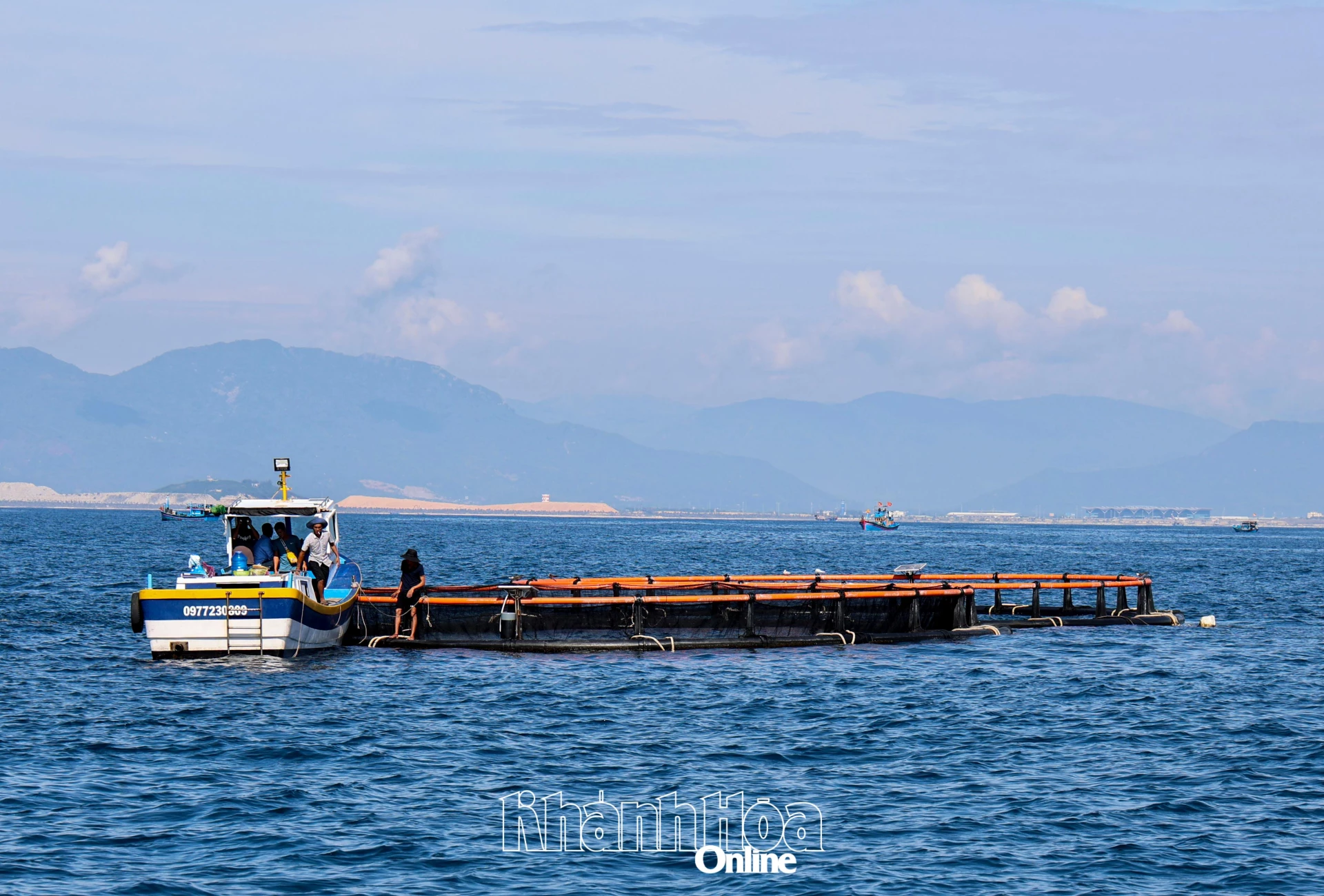 Ngư dân nuôi biển công nghệ cao trên vùng biển xã Cam Lâm.