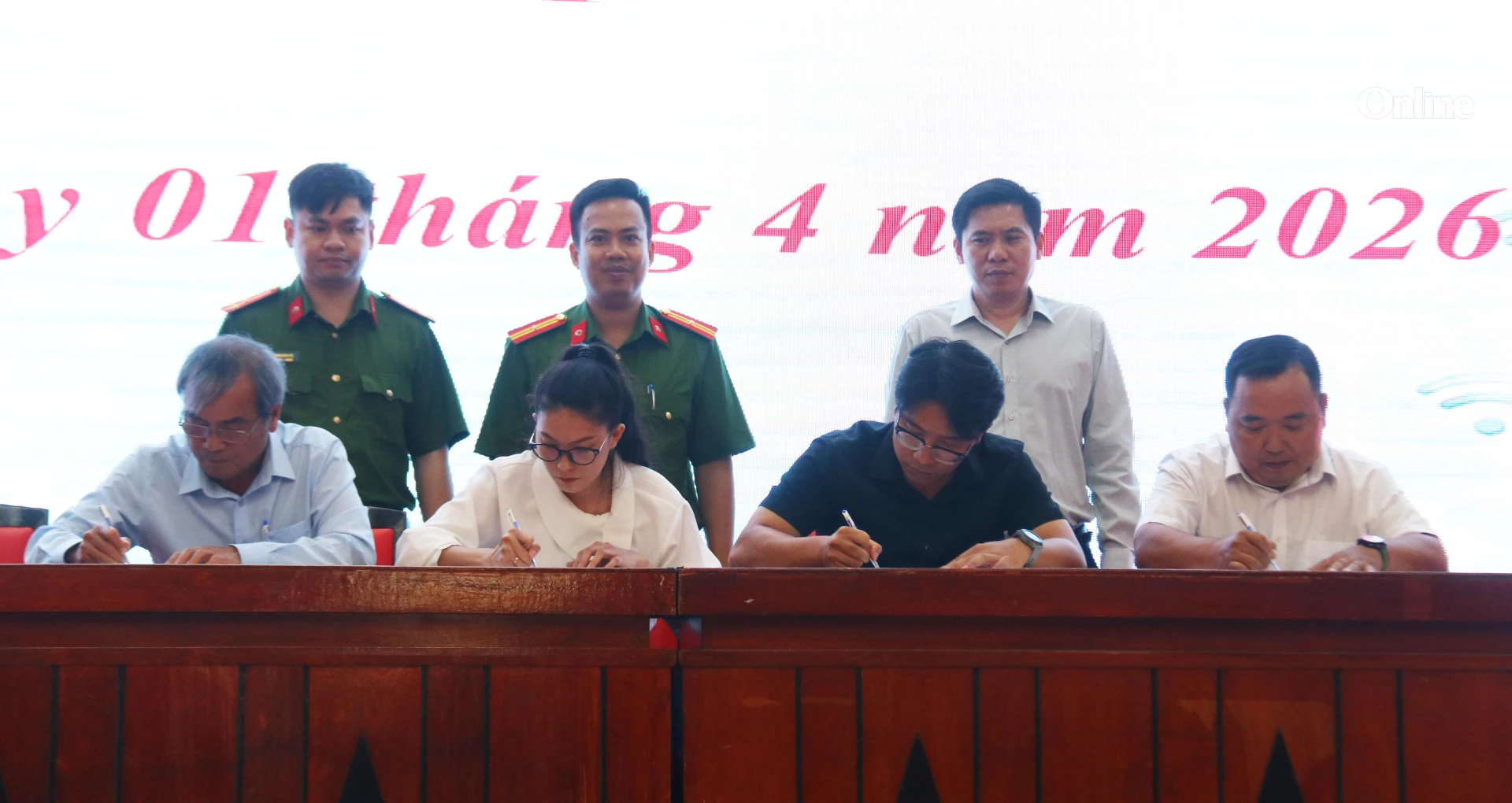 Đại diện các đơn vị tiến hành ký cam kết thực hiện lộ trình trang bị, kết nối thiết bị theo quy định.