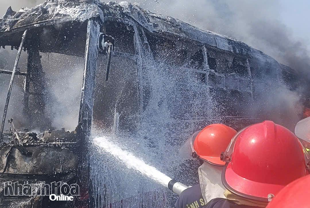 Hỏa hoạn khiến toàn bộ xe khách bị cháy rụi.