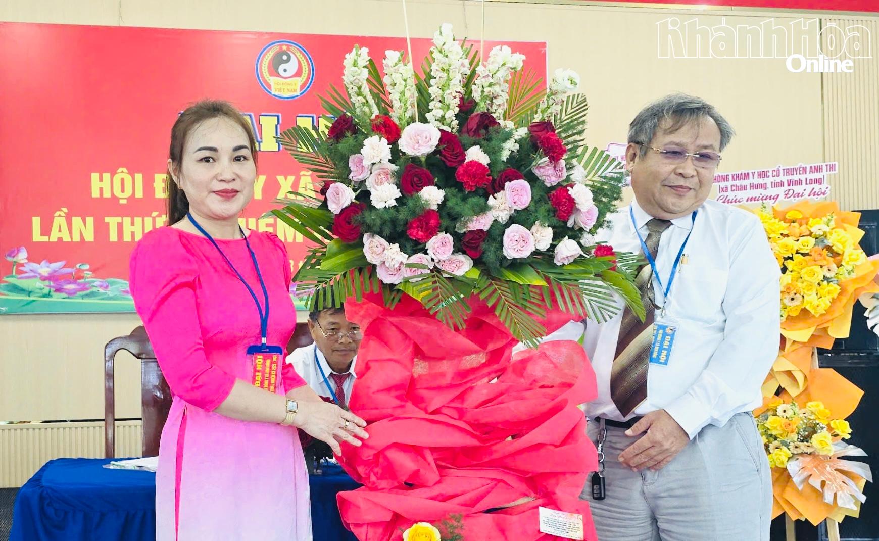 Lãnh  đạo  Hội  Đông  y  tỉnh  tặng  hoa  chúc  mừng  đại  hộii