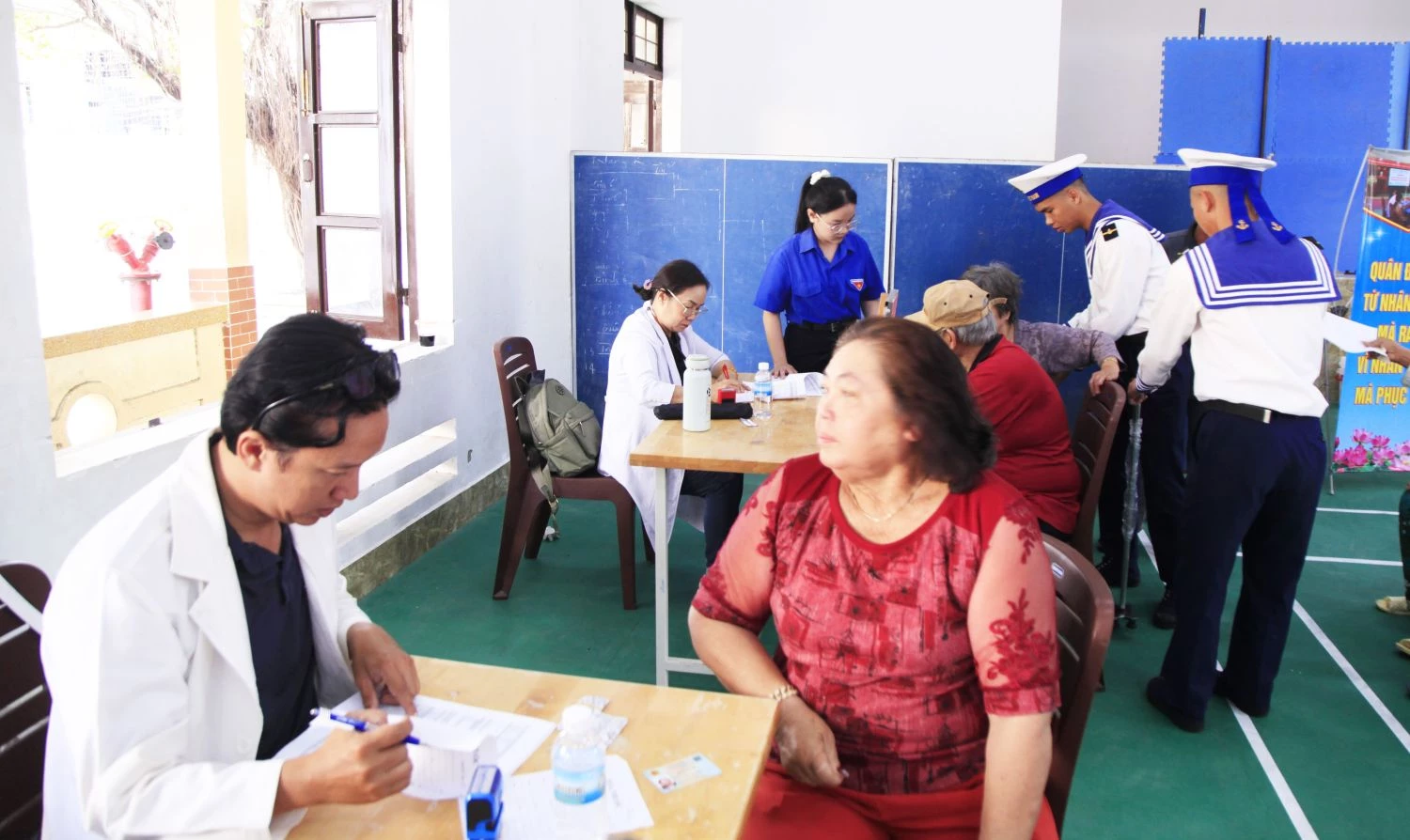 Các bác sĩ thăm khám, tư vấn sức khoẻ cho người dân.