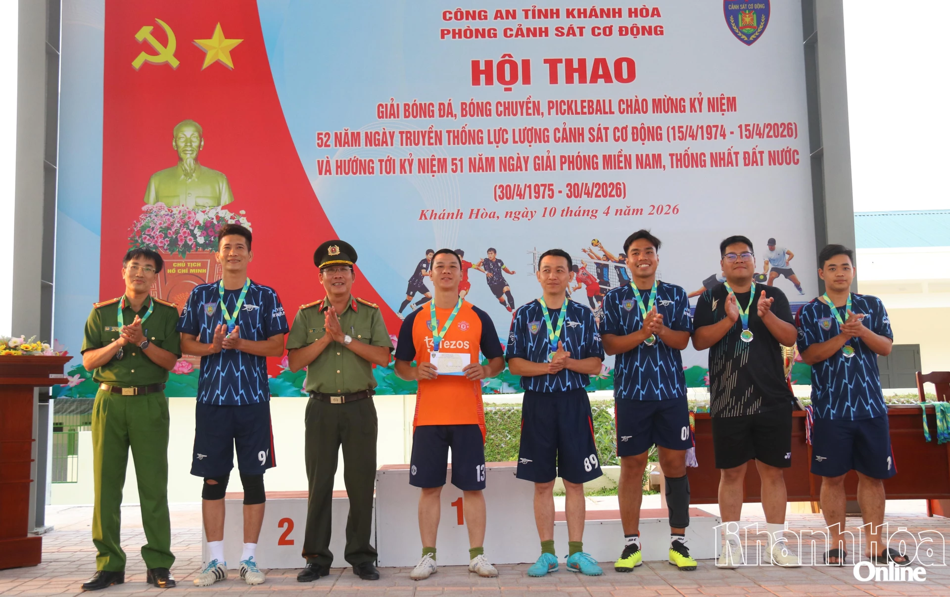 Ban tổ chức trao giải Nhì cho Liên quân Đội 1, Đội 2, Đội 3 - Phòng Cảnh sát cơ động Công an tỉnh.