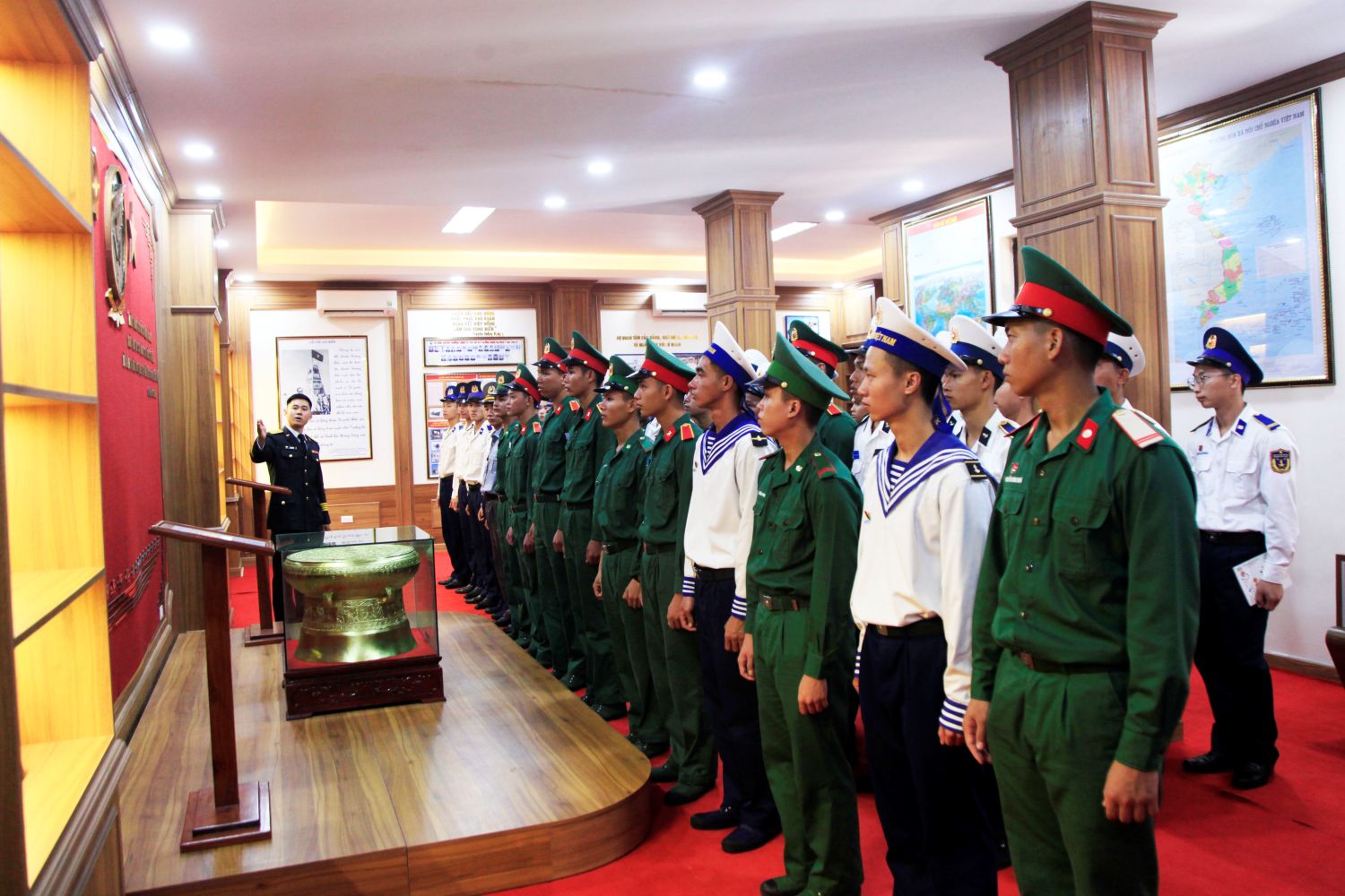 Giáo dục truyền thống cho quân nhân mới về đơn vị công tác.