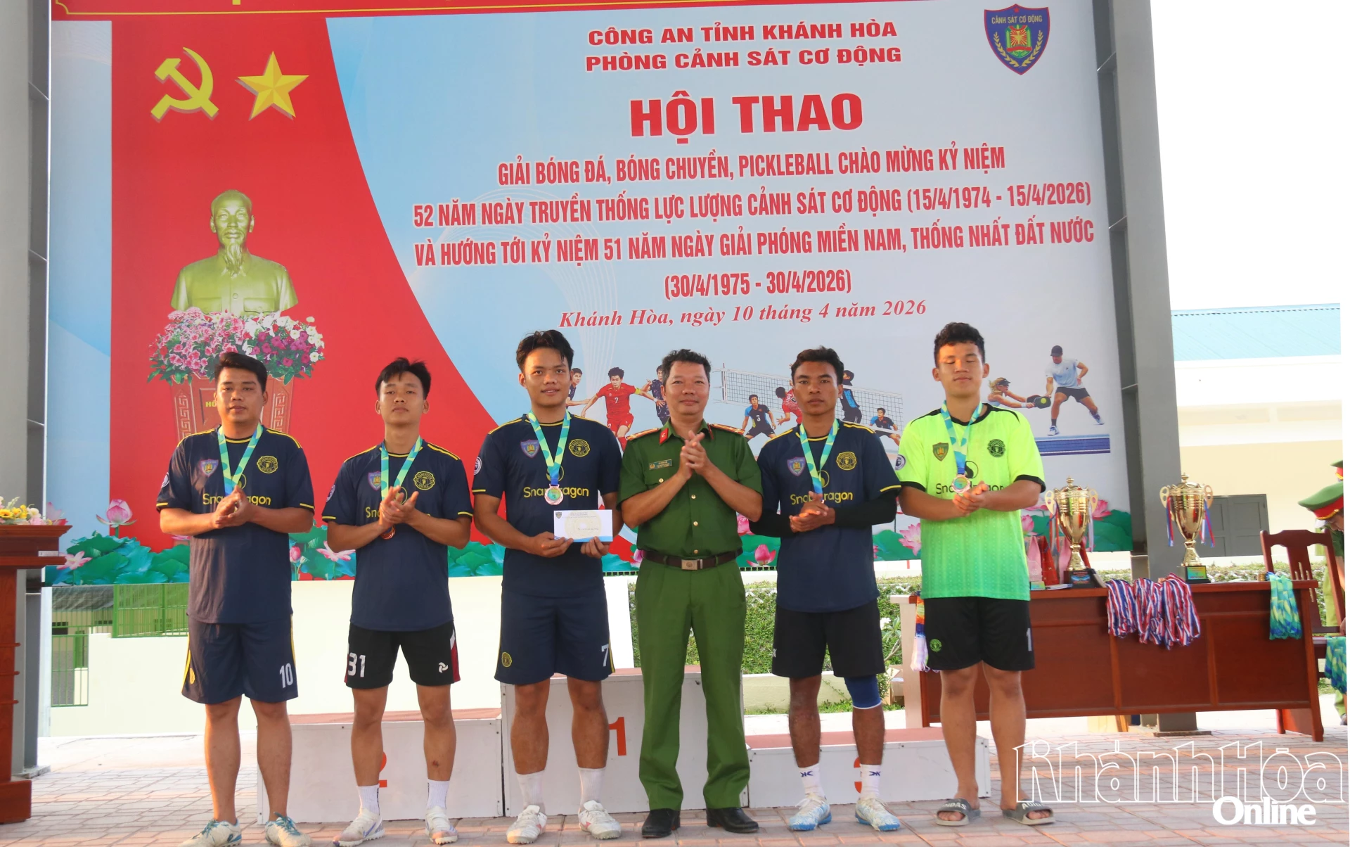 Ban tổ chức trao giải Ba cho Đội Cảnh sát cơ động.