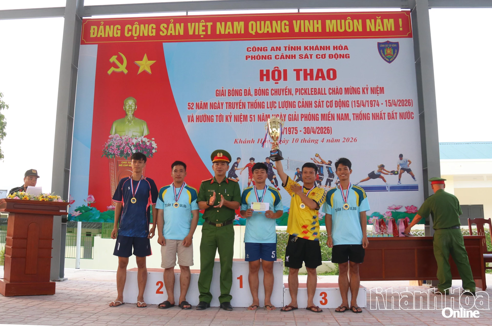 Ban tổ chức trao giải vô địch cho Đội Công an phường Bắc Nha Trang.