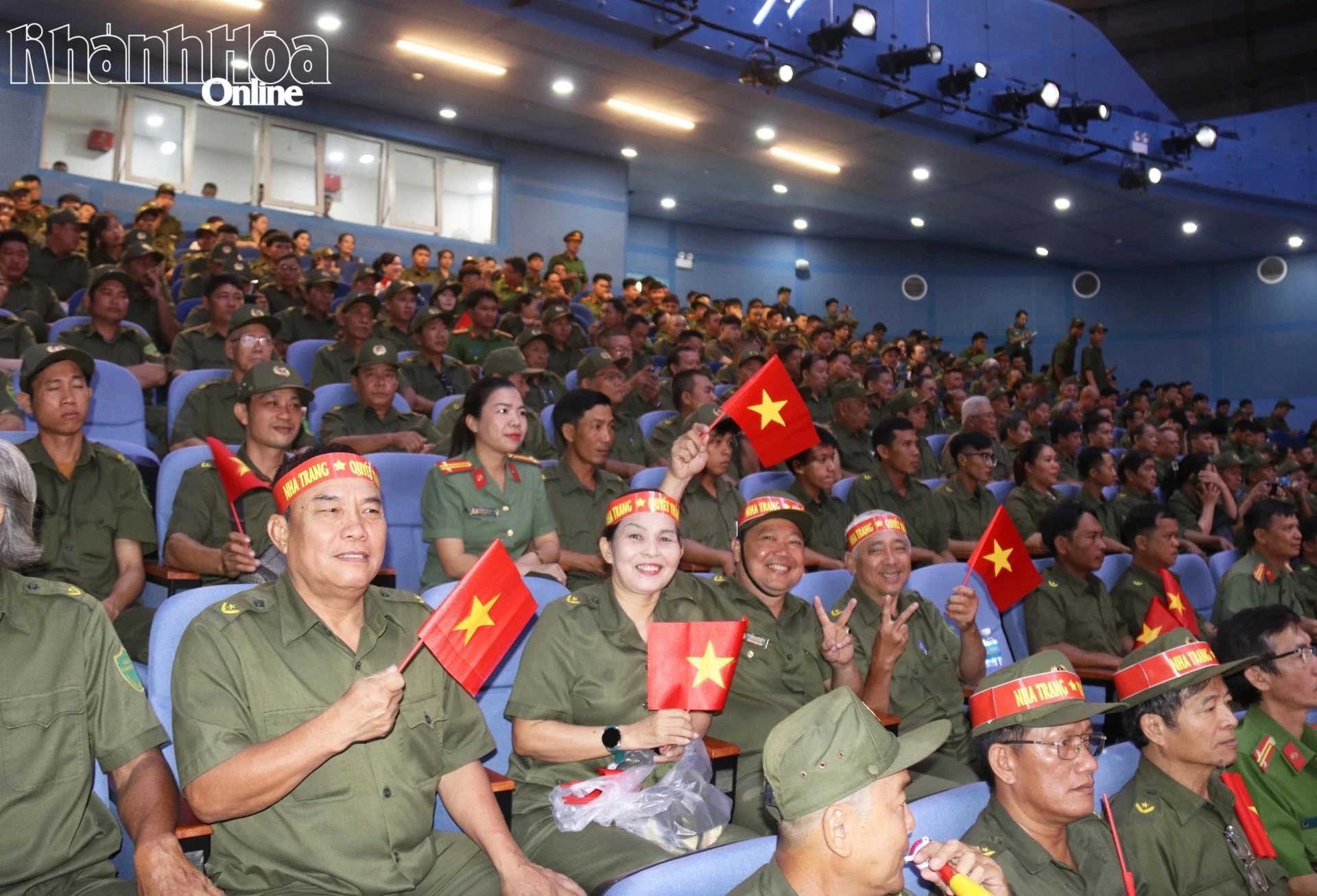 Các cổ động viên cổ vũ cho hội thi.