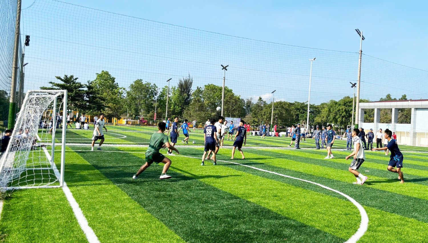 Các đội thi đấu giao hữu môn bóng đá nam 6 người.