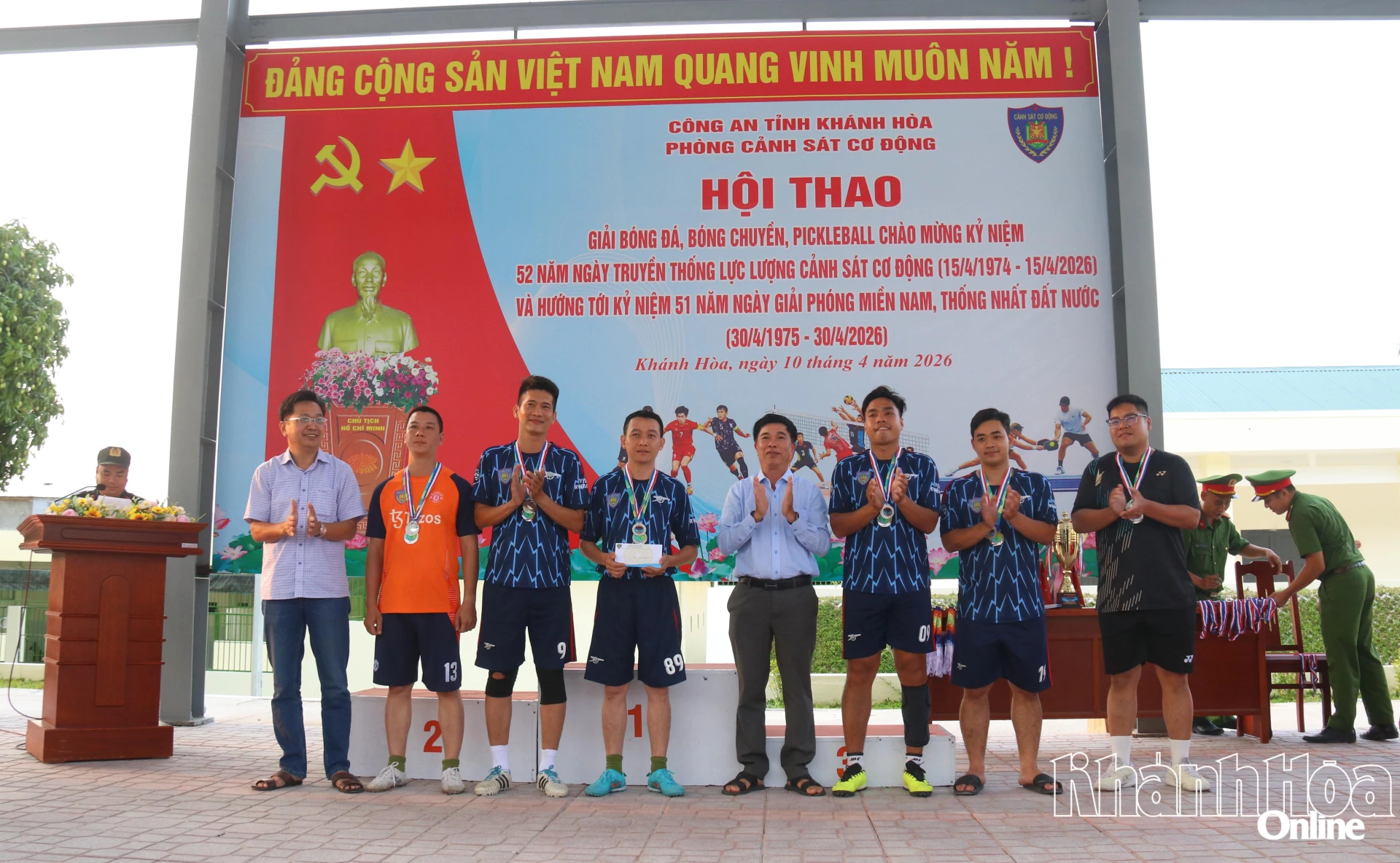 Ban tổ chức trao giải Nhìn môn bóng đá cho Liên quân Đội 1, Đội 2, Đội 3 - Phòng Cảnh sát cơ động Công an tỉnh.