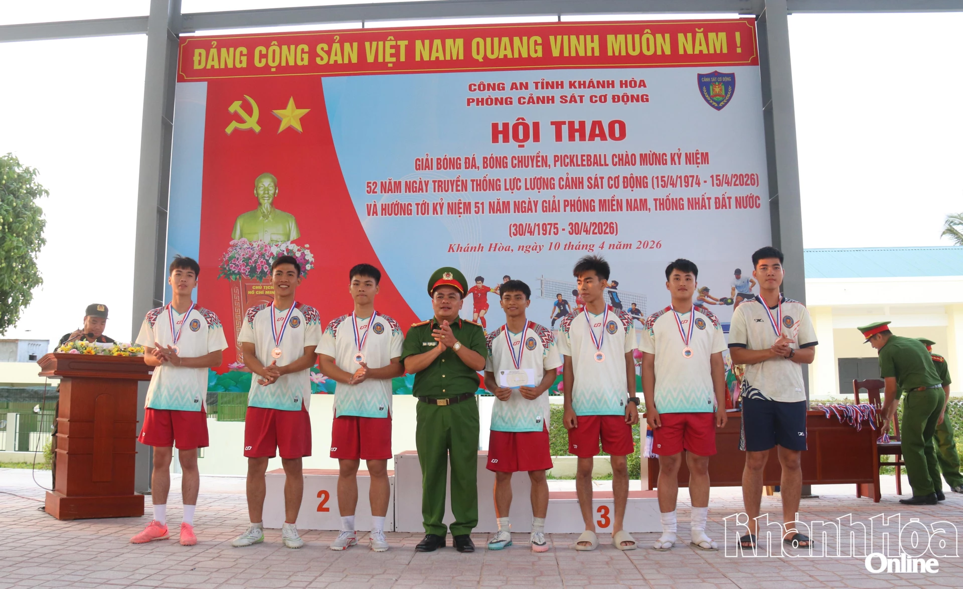 Ban tổ chức trao giải Ba môn bóng đá cho Đội Bảo vệ mục tiêu - Phòng Cảnh sát cơ động Công an tỉnh.