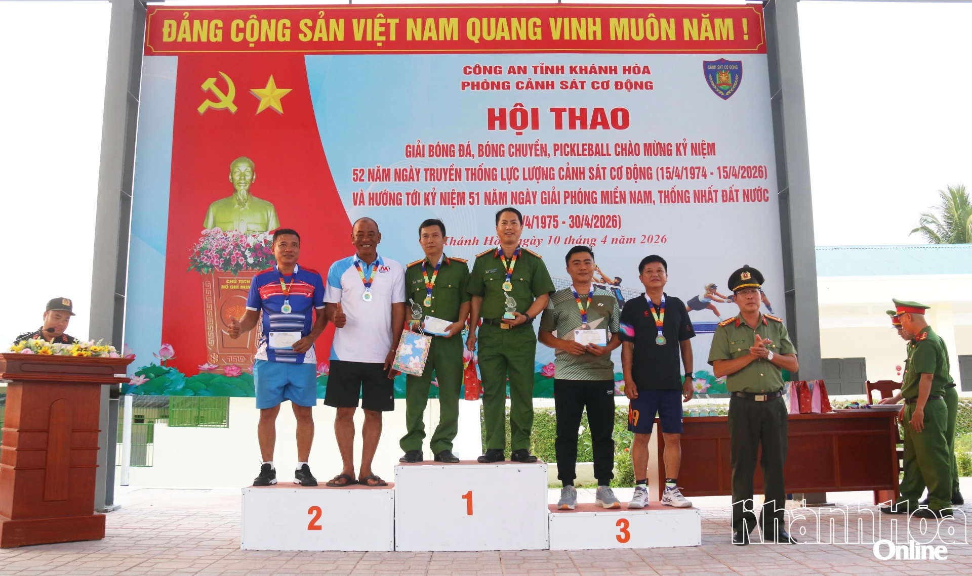 Ban tổ chức trao giải Nhất, Nhì và Ba cho môn pickleball, nội dung đôi cặp đôi lãnh đạo.