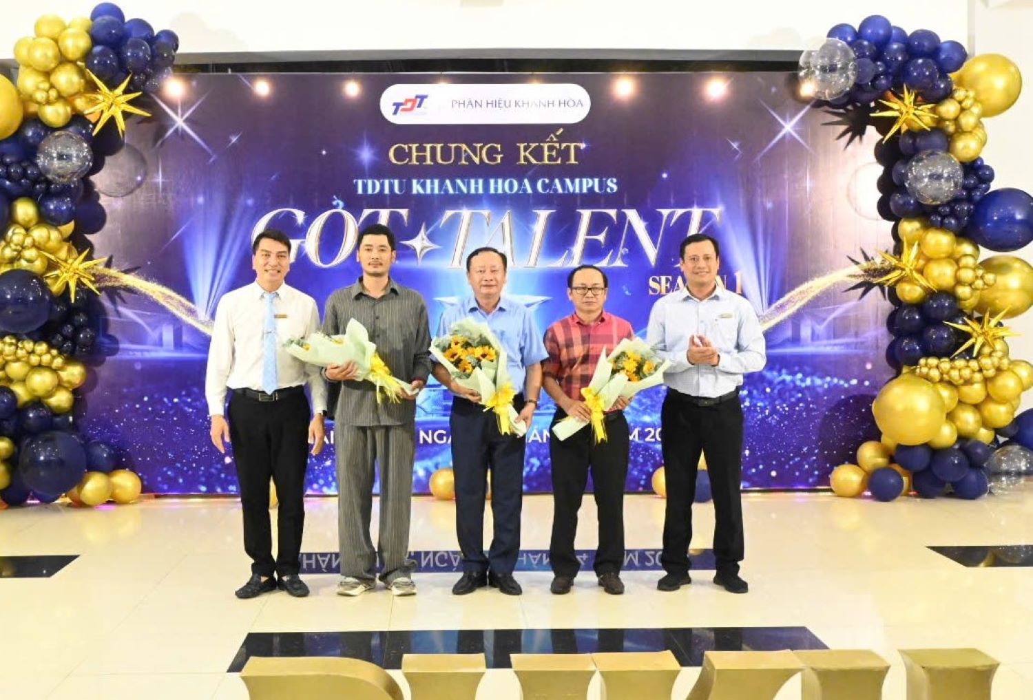 Đại diện Phân hiệu Trường Đại học Tôn Đức Thắng tại Khánh Hòa tặng hoa cho Ban giám khảo cuộc thi. 