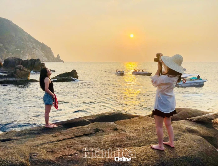 Vinh Hy Bay in peak tourist season