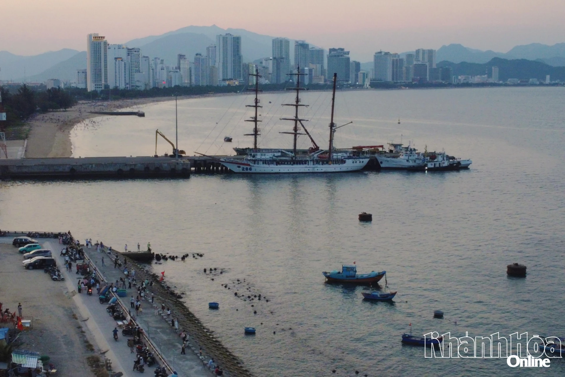 Bờ kè Vĩnh Nguyên thu hút đông đảo người trẻ đến ngắm tàu buồm 286 - Lê Quý Đôn và hoàng hôn buông xuống vịnh Nha Trang