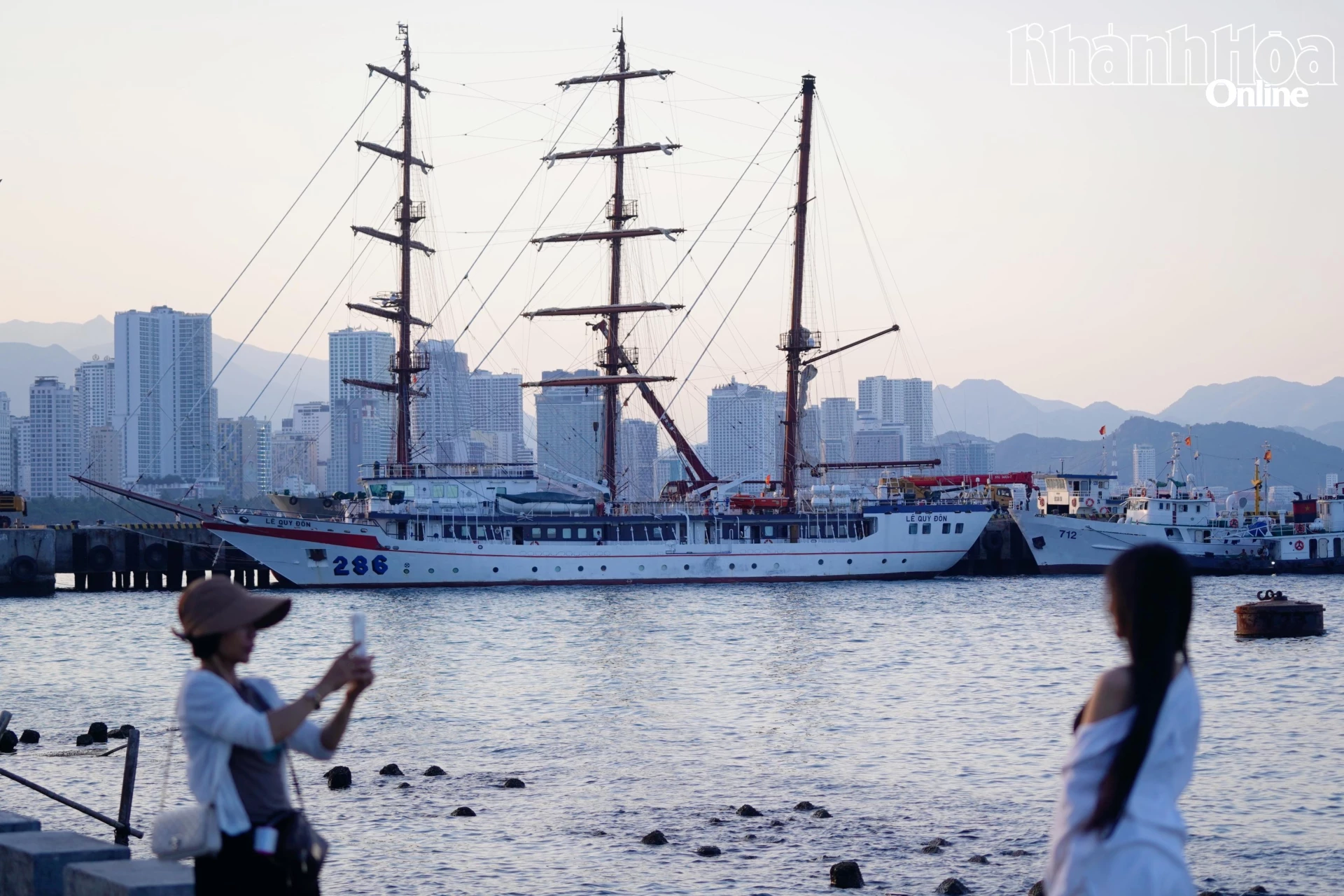 Tàu buồm neo tại vịnh Nha Trang được người dân và du khách thích thú check - in.