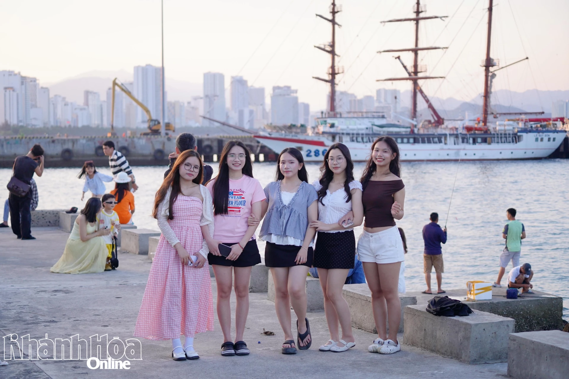 Bạn Uyên Chi, sinh viên trường đại học Khánh Hòa (đầu tiên từ phải qua) cùng nhóm bạn đu trend thành công, sau khi biết đến địa điểm này qua mạng xã hội.