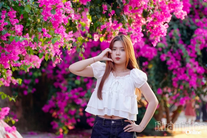 Hoa giấy rực rỡ trên đường bích họa Vĩnh Trường