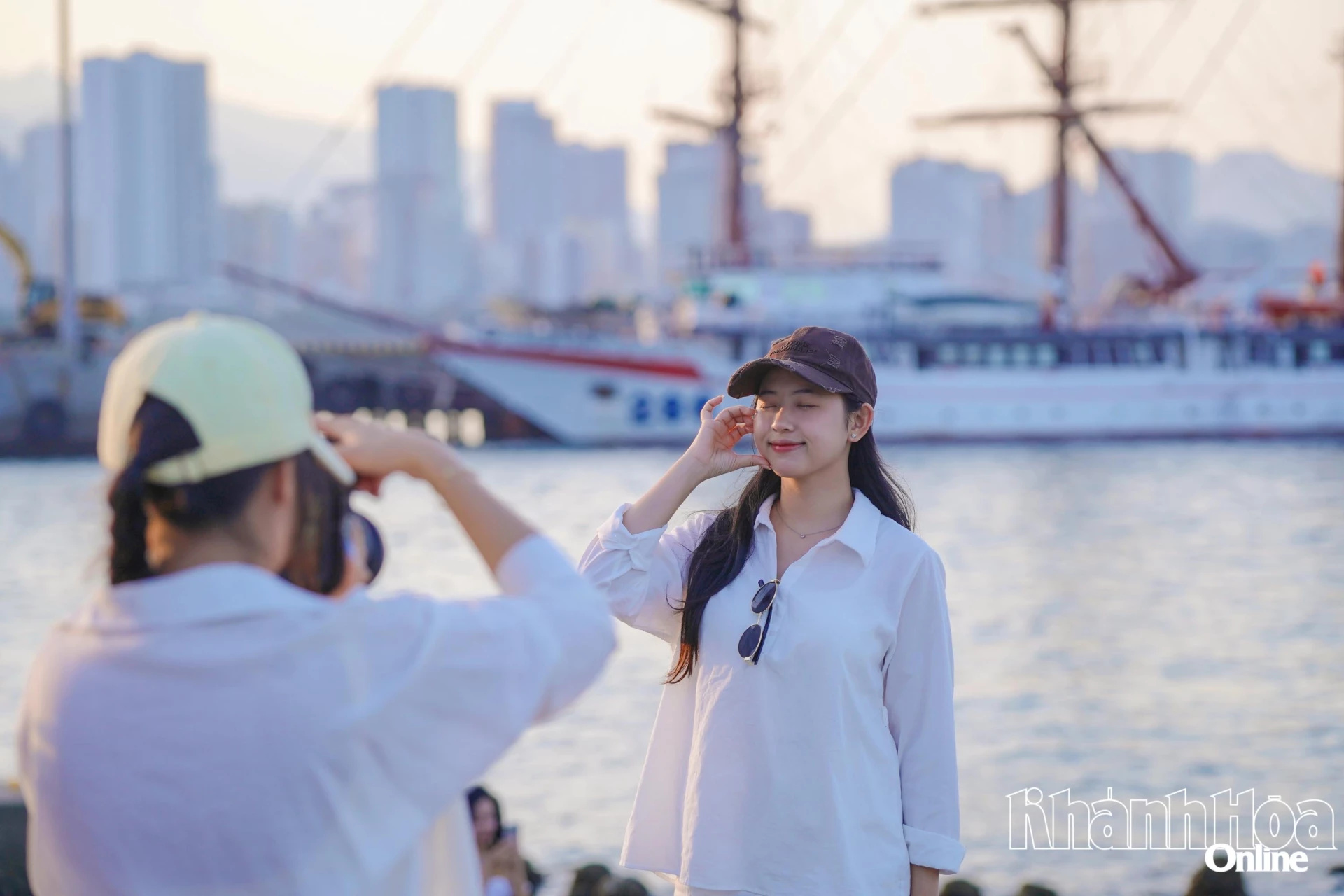 Nhiều bạn trẻ đã mang theo thiết bị chụp ảnh, tìm góc đẹp để hóng mát và chờ bắt khoảnh khắc hoàng hôn.