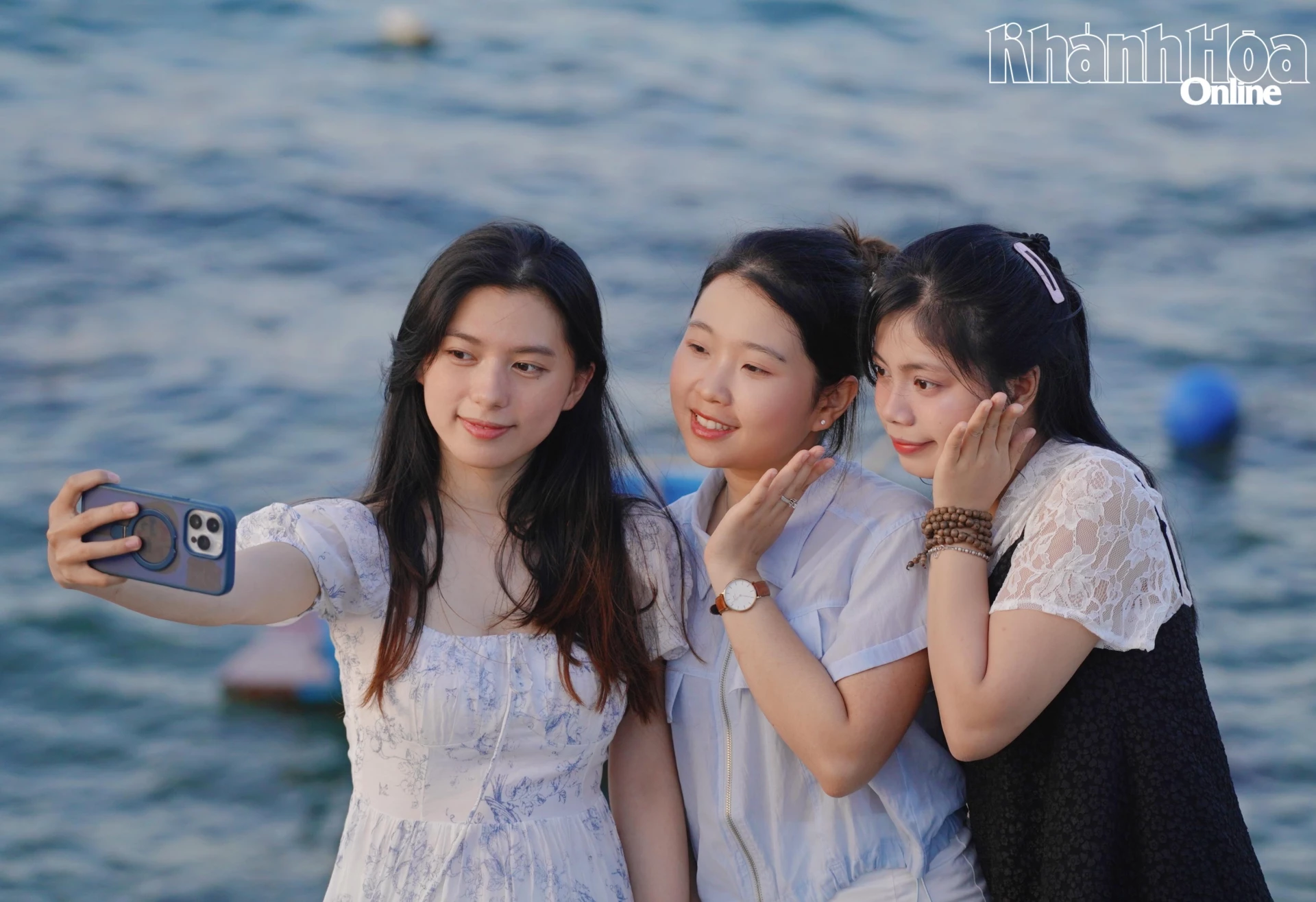 Từng nhóm bạn đều cố gắng tạo đủ kiểu ảnh độc đáo khi hoàng hôn buông xuống vịnh Nha Trang.