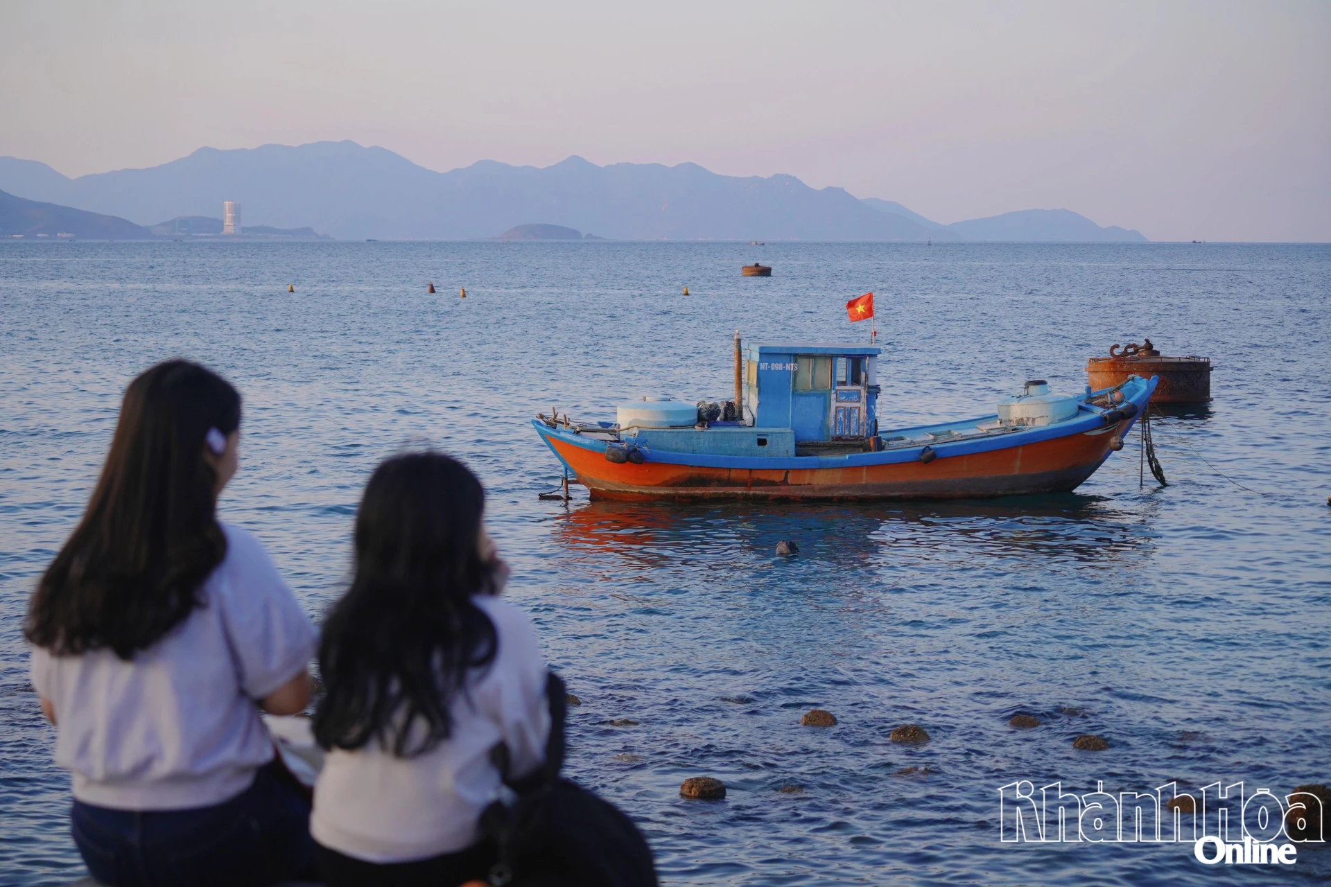 Nắng dịu, gió mát từ biển thổi vào xua tan cái nóng mùa hè. Ngoài check-in, trò chuyện, dạo bộ, một số người còn chọn câu cá, nghe nhạc, đọc sách...
